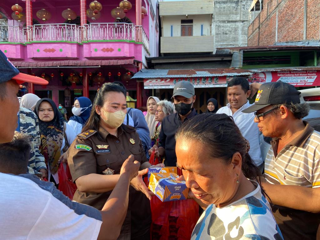 Berkah Bulan Ramadhan, Kejari Rohil Berbagi Takjil ke Masyarakat
