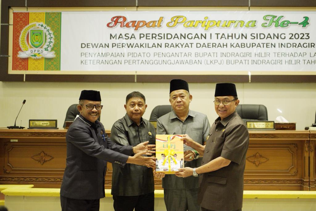 Bupati Wardan Serahkan Berkas LKPJ Tahun 2022 ke DPRD Inhil
