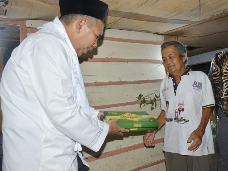 Jelang Berbuka Puasa, Pj Bupati Kampar Bagikan Sembako ke Rumah-rumah Warga