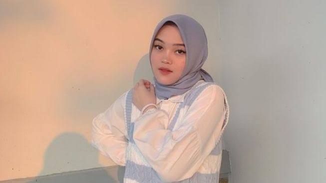 Sambil Menangis, Putri Delina Curhat Tak Lagi Punya Tempat Bersandar