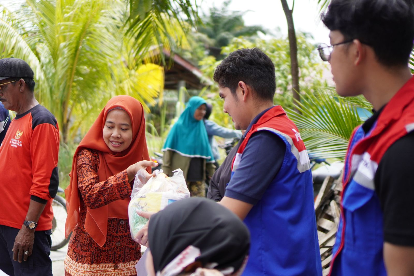PT KPI RU Dumai Bagikan Ribuan Paket Sembako ke Masyarakat