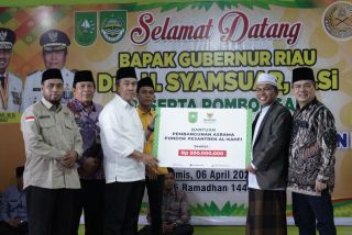 Gubri Syamsuar Serahkan Bantuan untuk Ponpes Al-Kahfi Bangun Purba