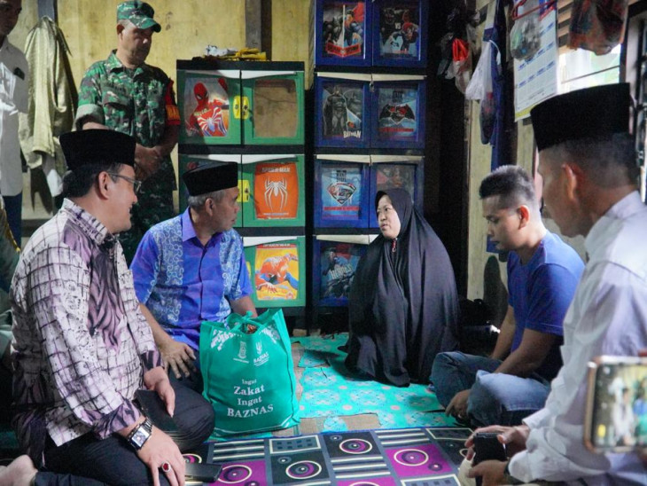 Pj Bupati Kampar Sisir Masyrakat Kurang Mampu dan Bagikan Takjil