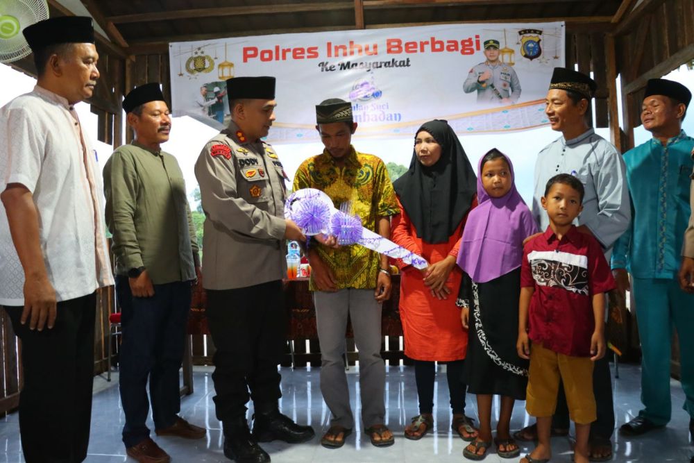 Inspiratif! Ini Kisah Bripka Robin Gratiskan Listrik Rumah Warga Kurang Mampu di Inhu