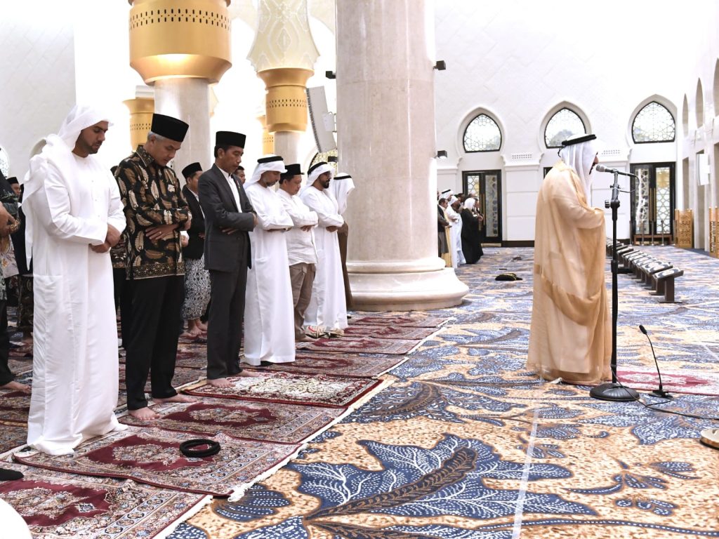 Presiden Jokowi Salat Tarawih Berjemaah di Masjid Raya Sheikh Zayed
