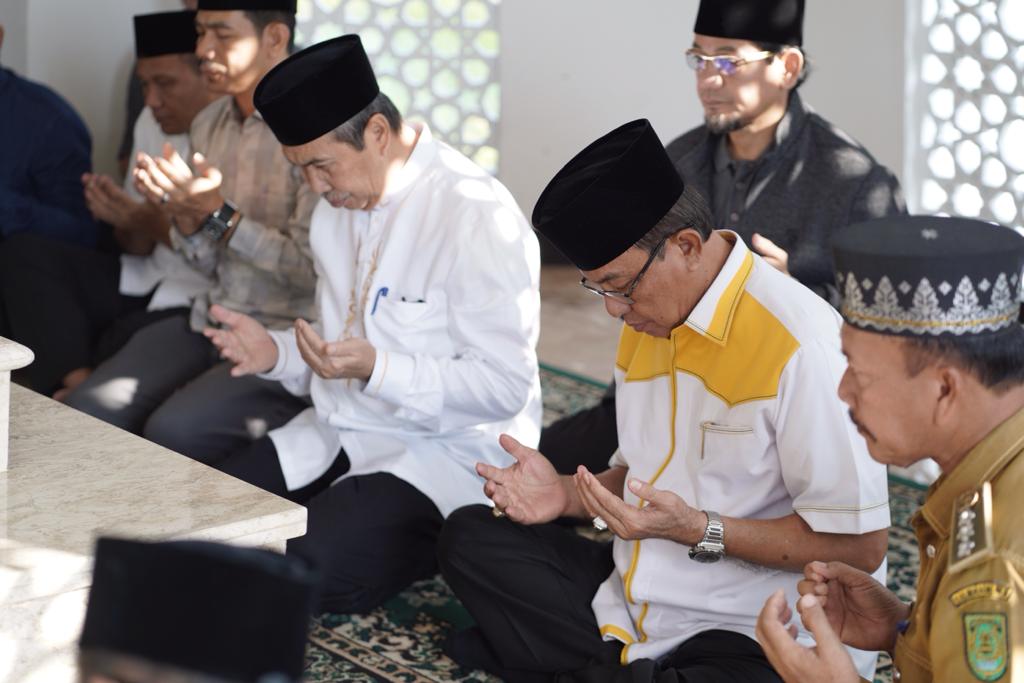 Safari Ramadan di Inhil, Bupati Dampingi Gubri Ziarahi Makam Tuan Guru Sapat