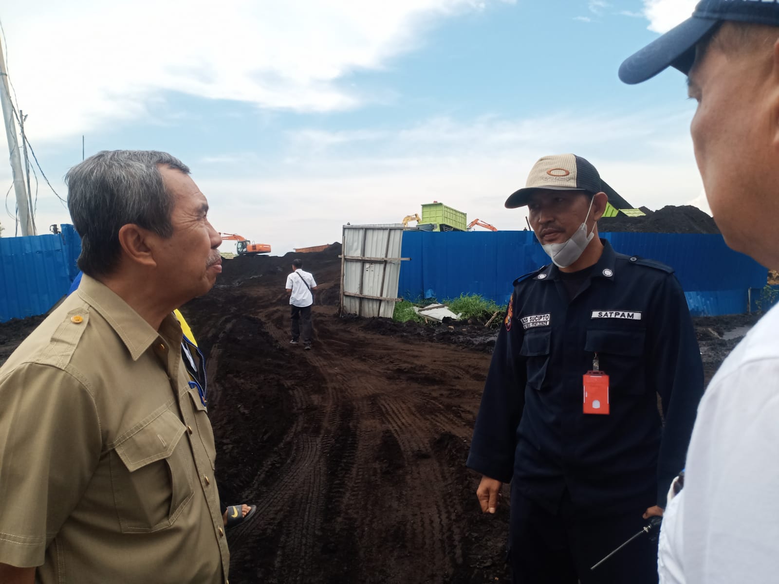 Setiap Hari 100 Truk Bawa 30 Ton Batu Bara Melintas di Inhu-Inhil, Gubri: Macam Mana Tak Hancur Jala