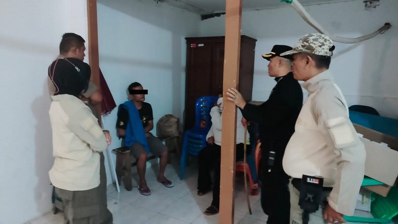 Suami Ajak Warga Gerebek Istri Bareng Selingkuhan di Kontrakan, Dalihnya Cuma Antar Makanan