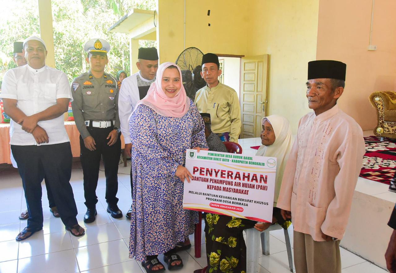 Bupati Bengkalis Serahkan Bantuan Penampung Air Hujan untuk Warga Buruk Bakul