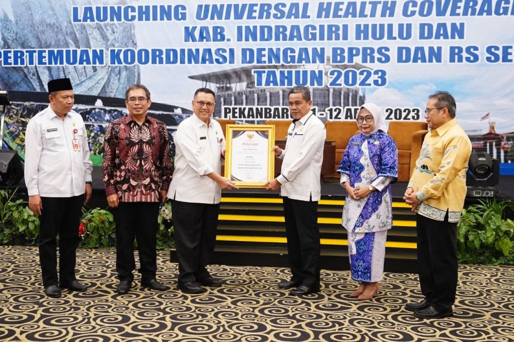 Pemprov Riau Beri Kabupaten Inhu Penghargaan UHC dari BPJS Kesehatan