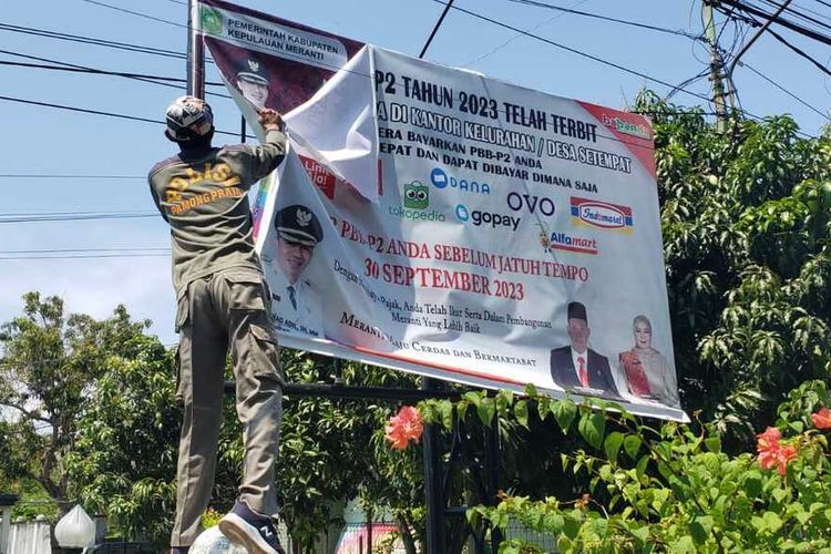 Usai Ditangkap KPK, Satpol PP Copot Semua Baliho dan Spanduk Bupati Meranti M Adil