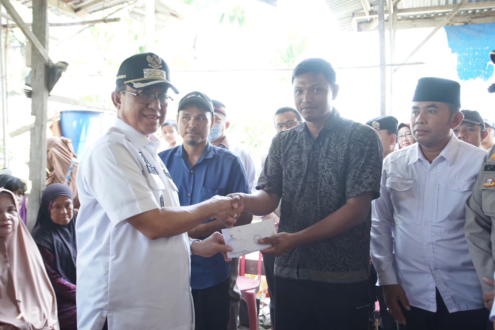 Bupati Wardan Salurkan Bantuan untuk Warga Korban Kebakaran dan Angin Puting Beliung