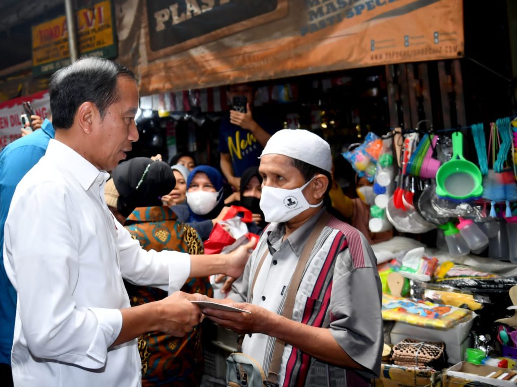 Momen Presiden Bagikan “THR” ke Pedagang Pasar di Depok