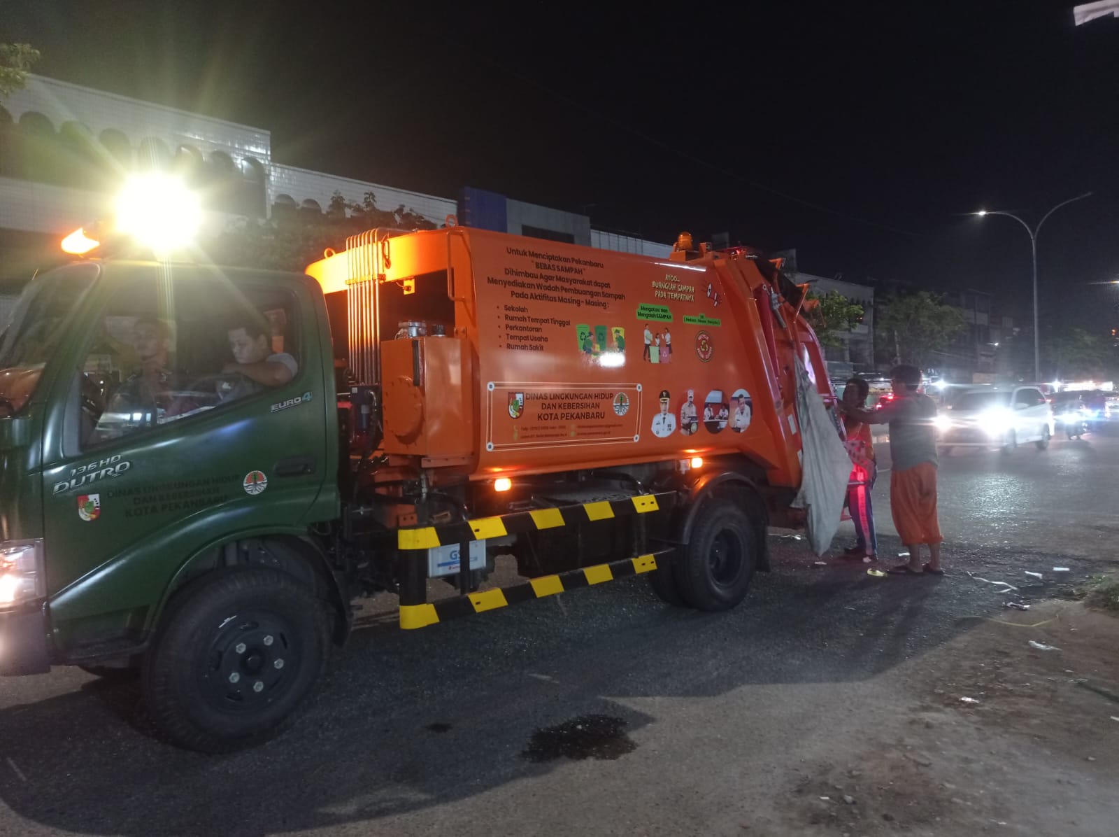 Truk Angkutan Sampah Compactor Hibah Kemen LHK Beroperasi di PekanbaruÂ 