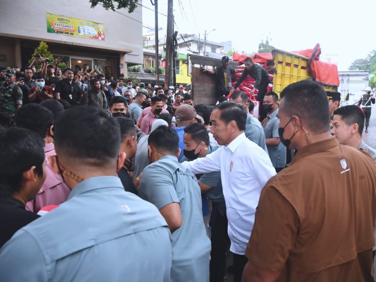 Presiden Jokowi Bagikan Sembako hingga Hamper untuk Masyarakat 