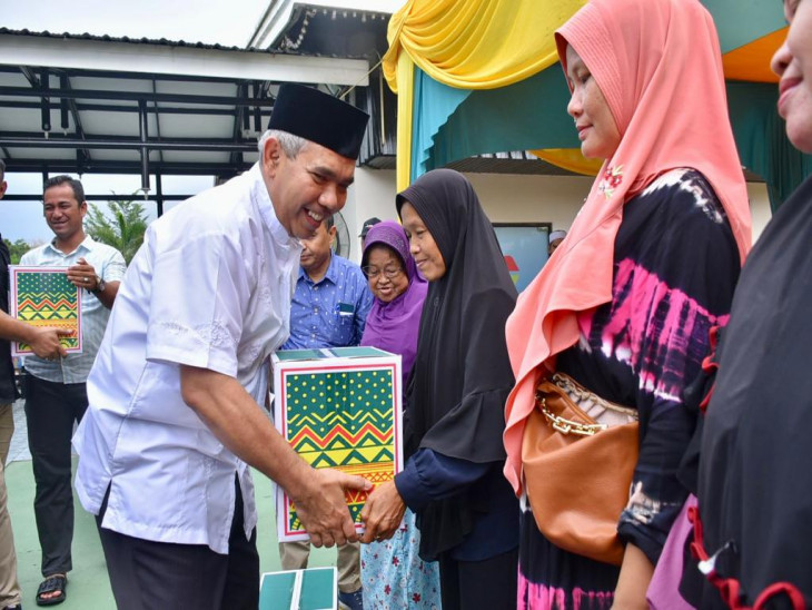 Didampingi Manager External PHR, Pj Bupati Kampar Bagikan 200 Paket Sembako di Petapahan