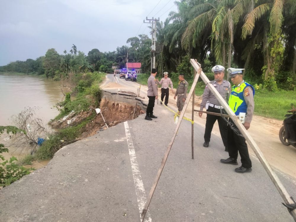 Waspada! Jalan Desa Petalongan Abrasi, Polres Inhu Pasang Rambu Peringatan