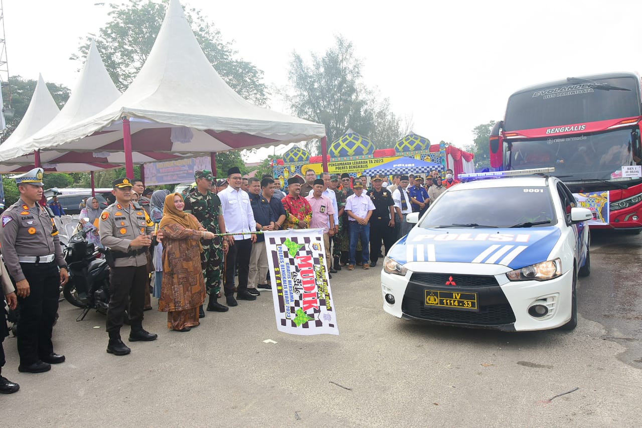 Bupati Bengkalis Lepas Bus Mudik Asik Gratis ke Sumbar dan Sumut
