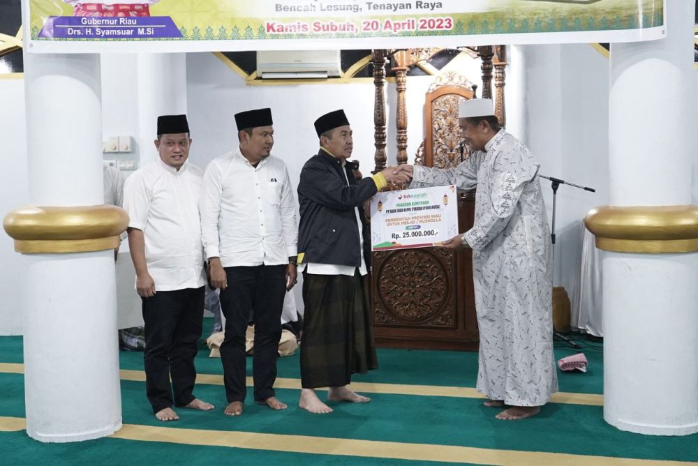 Gubri Salurkan Paket Santunan Idulfitri di Masjid Paripurna Amaliyah Pekanbaru