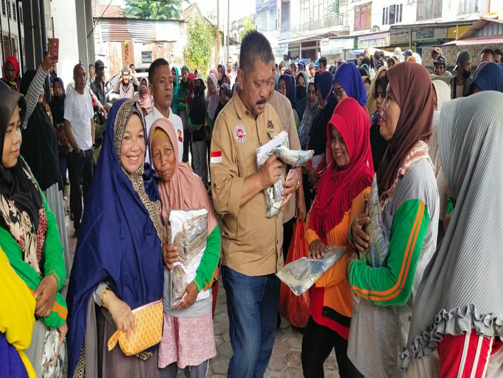 Sambut Idul Fitri 1444 H, Kepala Bapenda Kampar Bantu 250 Petugas Kebersihan