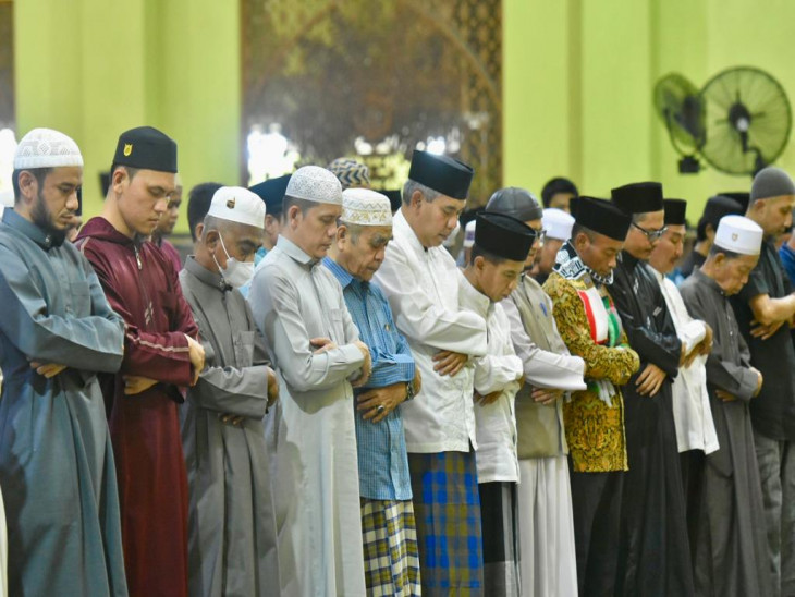 Pj Bupati Salat Tarawih Terakhir Ramadhan di Mesjid Islamic Center Bangkinang