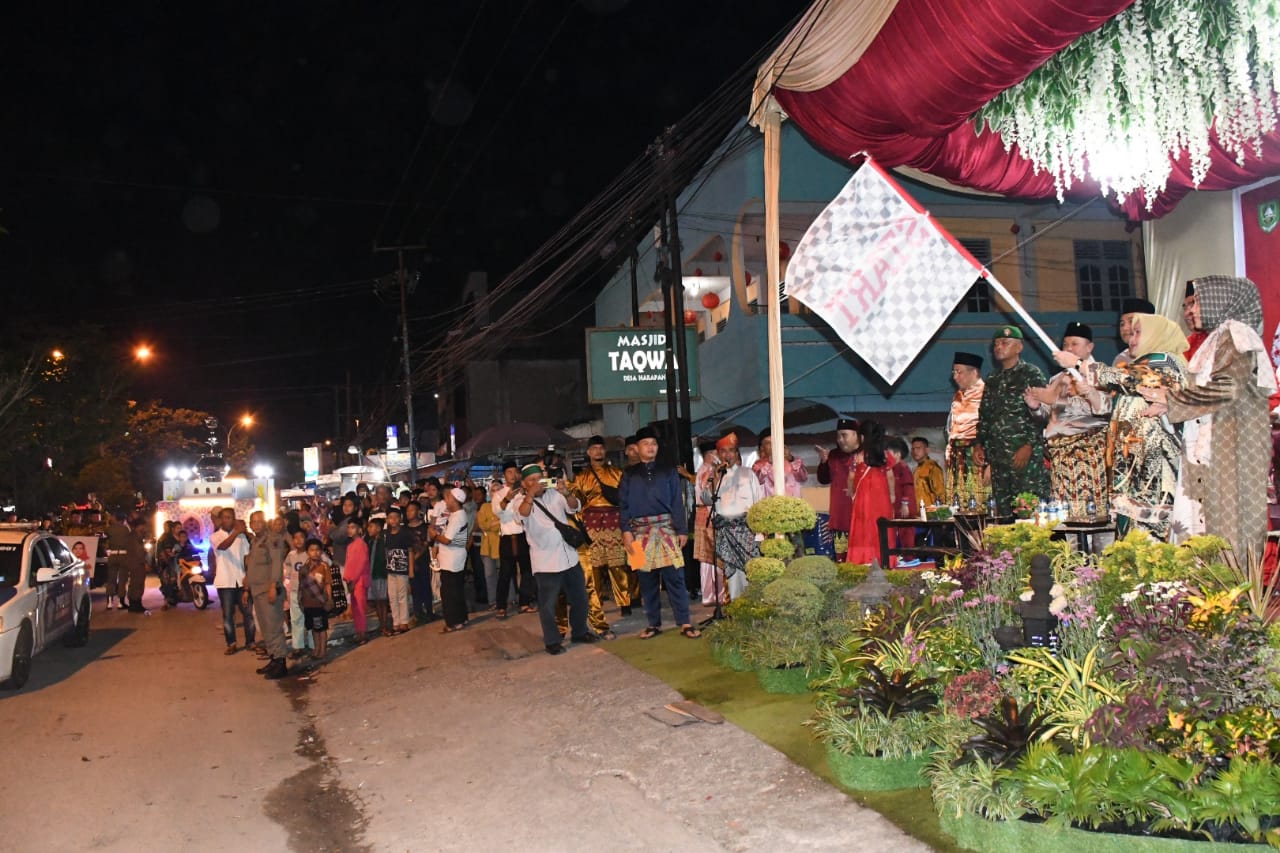 Bupati Bengkalis Berbaur Bersama Masyarakat Lepas Peserta Pawai Takbir Idul Fitri 1444 H