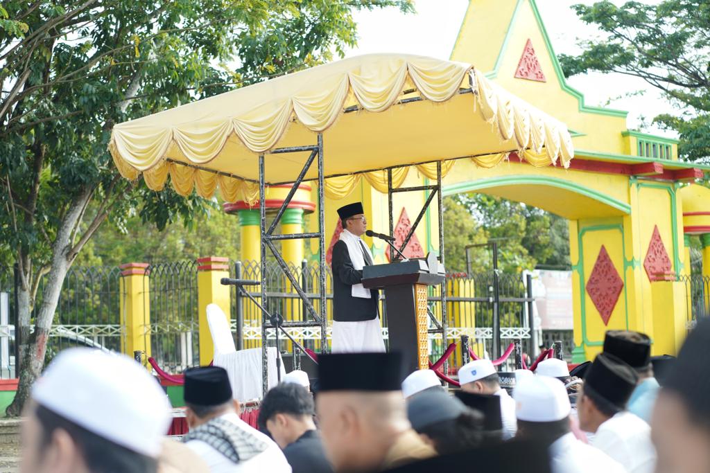 Bupati Wardan Salat Ied di Lapangan Gajah Mada Tembilahan