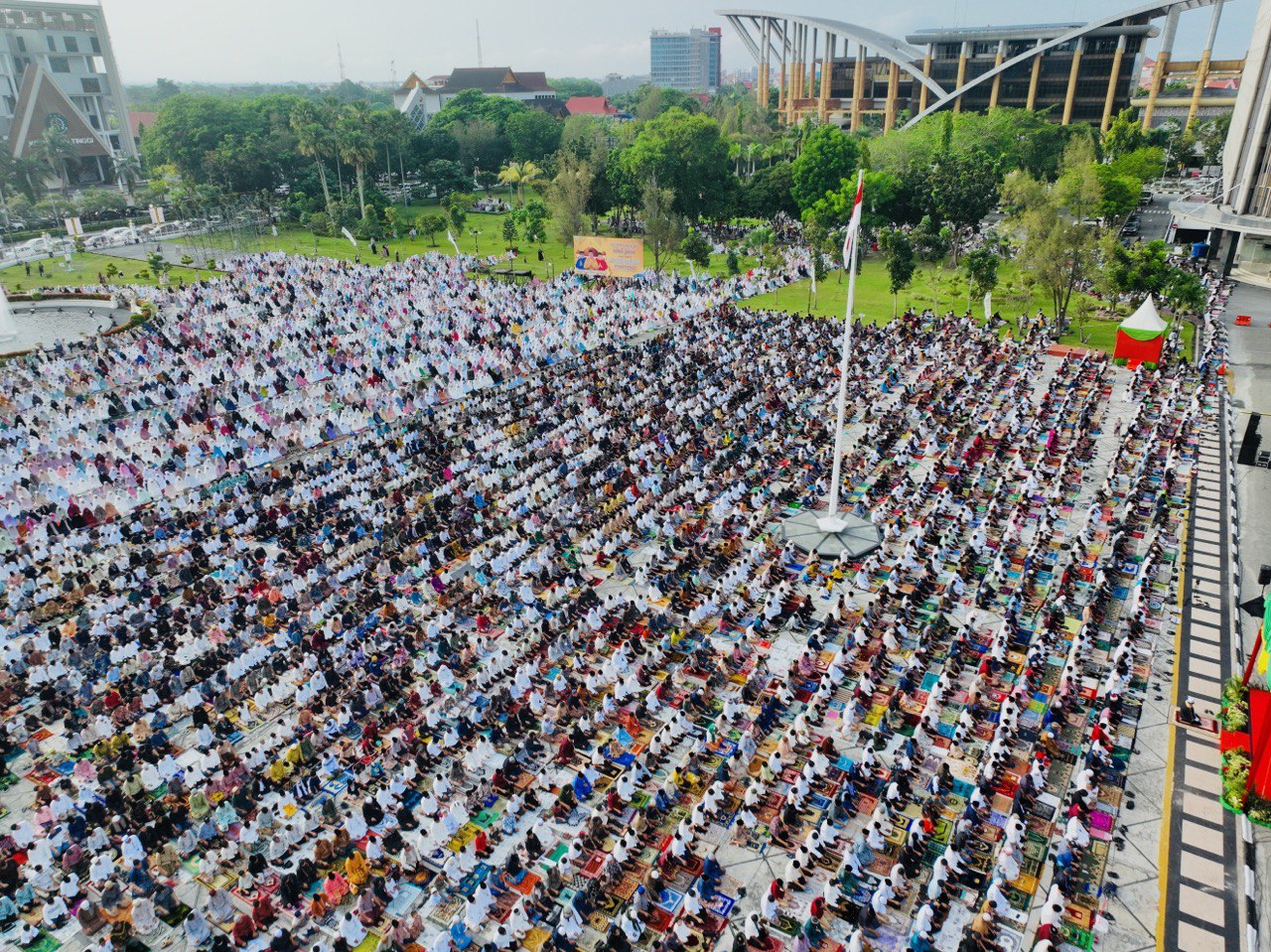 Gubernur dan Wagub Riau Salat Idulfitri bersama Masyarakat Pekanbaru