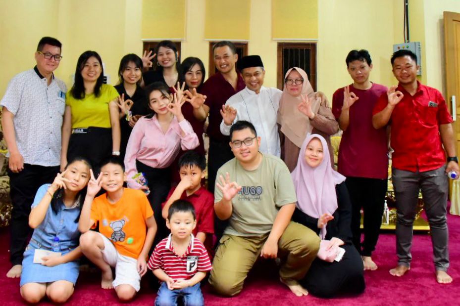 Open House Lebaran, Warga Tionghoa Kunjungi Kediaman Wabup Bagus Santoso