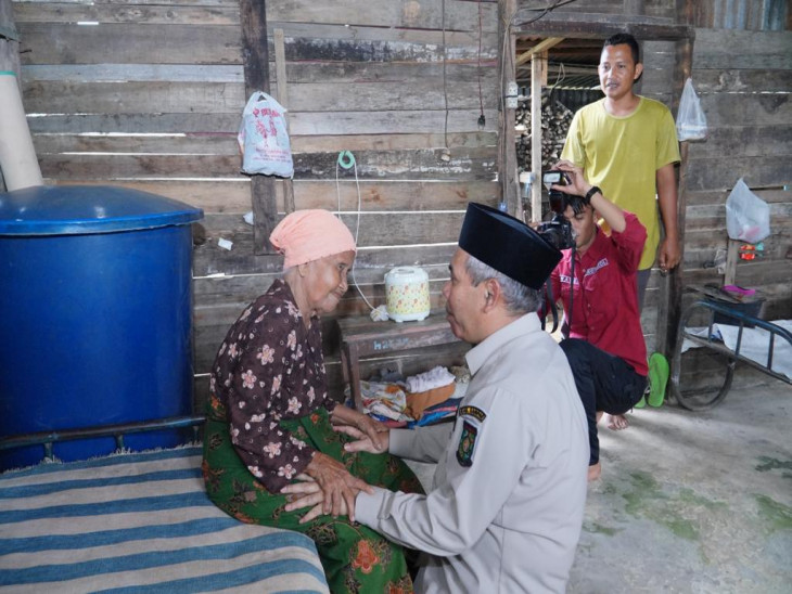 Kamsol Serahkan Bantuan untuk Warga Miskin di Desa Batu Besurat