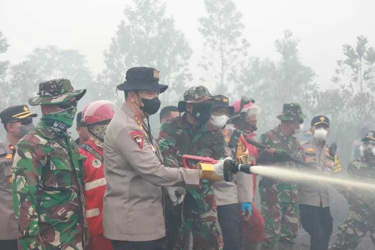 Kapolda Riau Turun Gunung Lakukan Pemadaman Karhutla di Perbatasan Dumai dan Bengkalis