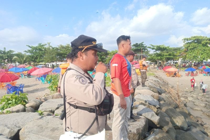 Libur Lebaran, Warga Rohul Hanyut saat Berenang di Pantai Padang