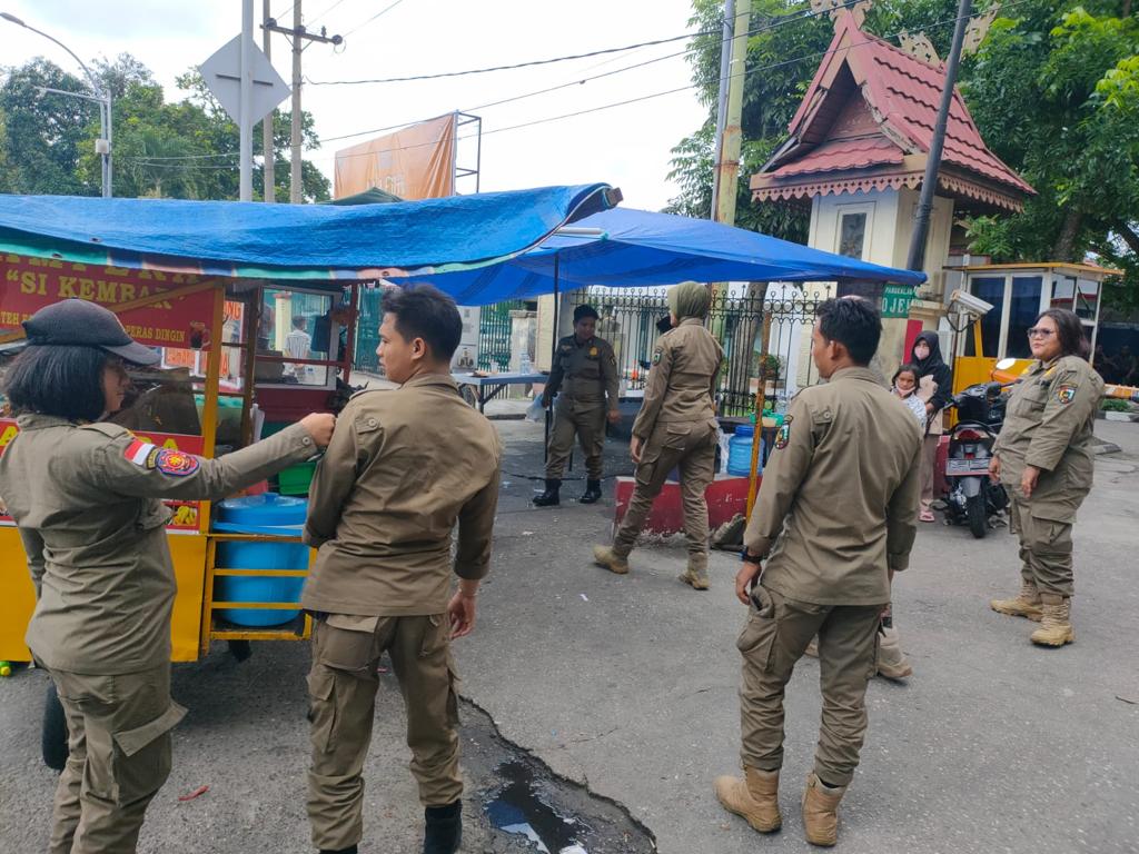 Lakukan Penertiban, Satpol PP Pekanbaru Sita Meja Milik PKL