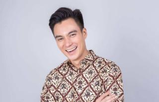 Baim Wong Bagikan Seribu Roti untuk Sopir Ojek Online