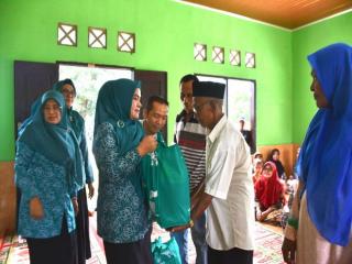 KetuaTP-PKK Kabupaten Kampar Bagikan Sembako Di Desa Genting Damai Salo