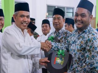 Safari Ramadhan dI Lubuk Sakai, Pj Bupati Kampar Serahkan Tiga Ambulance