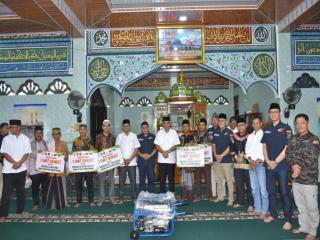 Bersama Komunitas Pajero, Pj Bupati Kampar Serahkan Lima Mesin Genset dan 500 Paket Takjil