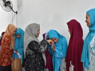 Ketua TP PKK Kabupaten Kampar Deswita Kamsol Serahkan Santunan Lebaran Anak Panti Asuhan Kasih Ibu
