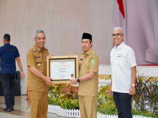 Pj Bupati Kampar Terima Penghargaan Terbaik Penyaluran Kredit Usaha Rakyat dan Ultra Mikro dari DJPB