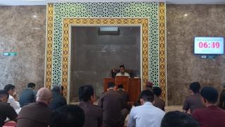 Tausiyah Qobla Dzuhur di Kejati Riau Membahas Keutamaan Bulan Ramadhan