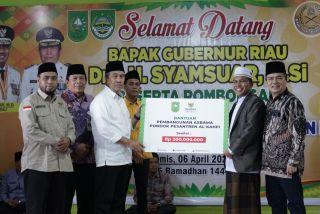 Gubri Syamsuar Serahkan Bantuan untuk Ponpes Al-Kahfi Bangun Purba