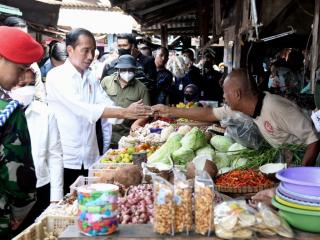 Presiden dan Ibu Iriana Cek Harga Kebutuhan Pokok di Pasar Sambonggede