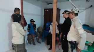 Suami Ajak Warga Gerebek Istri Bareng Selingkuhan di Kontrakan, Dalihnya Cuma Antar Makanan