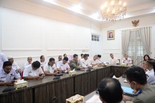 Gubernur Syamsuar Mediasi PT PEU dengan Masyarakat Kabun dan Tapung