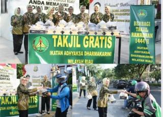 Ikatan Adhyaksa Dharmakarini Wilayah Riau Berbagi Takjil Ke Masyarakat 