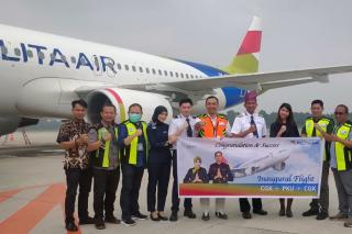 Terbang Perdana Pelita Air Disambut Prosesi Water Salute di SSK II