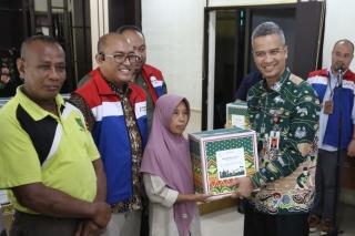 BUMN dan Pemprov Riau Salurkan 400 Paket Sembako untuk Petugas Kebersihan