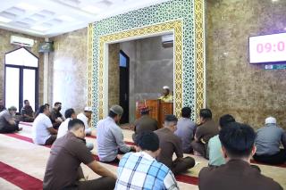 Ustadz DR M Fahri Tausiyah Qobla Dzuhur di Masjid Al- Mizan Kejati RiauÂ 