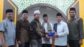 UMRI Beserta Komisi VIII DPR RI Santuni 1500 Fakir Miskin