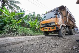 Malu! Provinsi Kaya, Tapi Riau Juara Jalan Rusak Terbanyak di SumateraÂ 